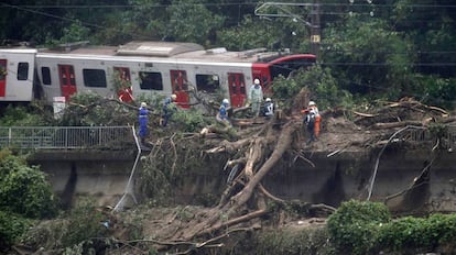 Trem descarrilado depois das intensas chuvas em Karatsu, no sudoeste do Japão