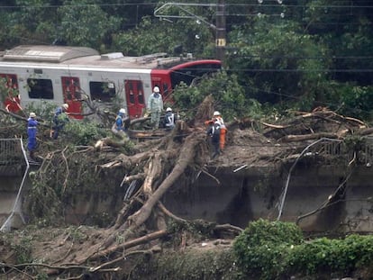 Trem descarrilado depois das intensas chuvas em Karatsu, no sudoeste do Japão