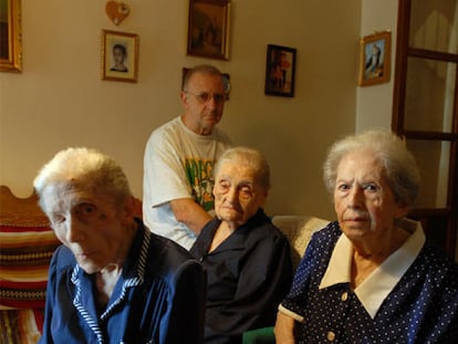 De izquierda a derecha, Dolores, Concha y Rosario Benavides junto a Miguel Cano.