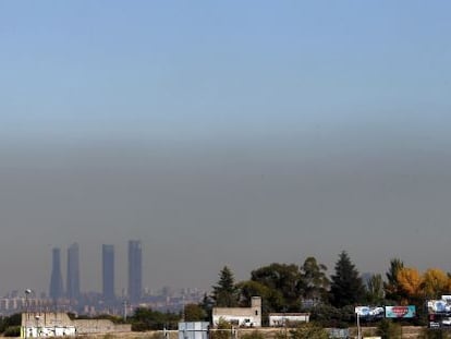 Vista de Madrid con el parque empresarial de las Cuatro Torres, en el Paseo de la Castellana, y el cielo oscurecido por la contaminaci&oacute;n en la ciudad. EFE/Archivo