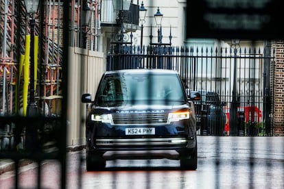 El coche de Enrique de Inglaterra, a su llegada a Clarence House, residencia oficial de Carlos III en Londres, este miércoles.