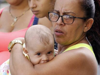 Una mujer carga a un bebé Una mujer carga a un bebé en La Habana.