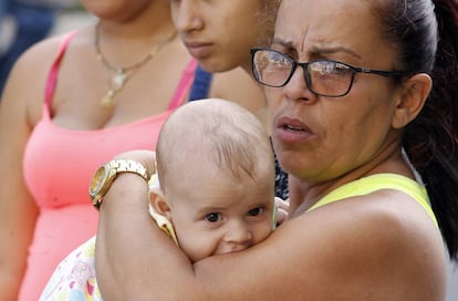 Una mujer carga a un bebé Una mujer carga a un bebé en La Habana.