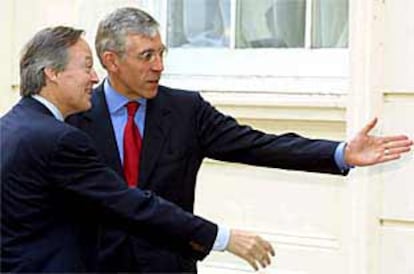 Josep Piqué, a la izquierda, y Jack Straw, antes de su reunión  en Londres.