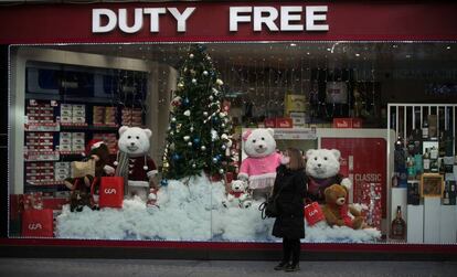 Una dona davant l'aparador d'un Duty Free a Andorra la Vella.