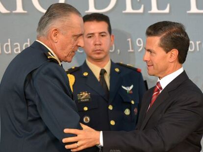 Mexico’s Defense Secretary Salvador Cienfuegos greets President Enrique Peña Nieto.