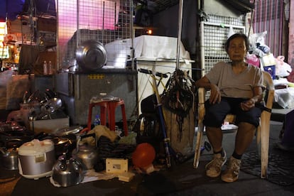 La se&ntilde;ora Chan, de 79 a&ntilde;os, en su puesto ilegal, donde tambi&eacute;n vive, en el barrio de Sham Shui Po.