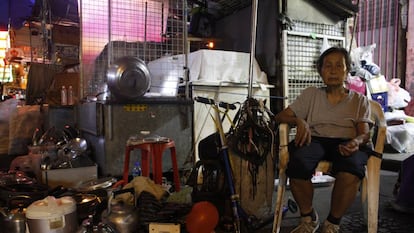 A senhora Chan, de 79 anos, em seu posto ilegal, onde também vive, no bairro de Sham Shui Po.