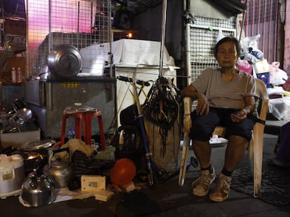 La se&ntilde;ora Chan, de 79 a&ntilde;os, en su puesto ilegal, donde tambi&eacute;n vive, en el barrio de Sham Shui Po.