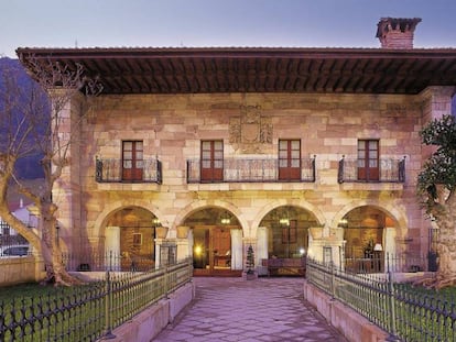 Exterior del hotel Palacio Guevara, en Treceño (Cantabria).