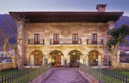 Exterior del hotel Palacio Guevara, en Treceño (Cantabria).