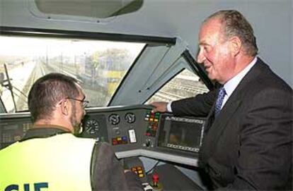 El Rey conversa con el conductor del prototipo de Talgo 350 que cubrirá la línea del AVE Madrid-Barcelona.