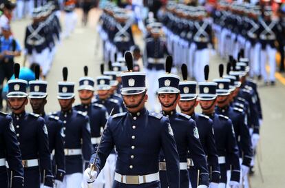 Un grupo de policías participa de los desfiles en conmemoración de los 112 años de la Separación de Panamá de Colombia, en Ciudad de Panamá.