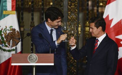 "Debemos continuar colaborando para garantizar que América del Norte siga siendo una región próspera y competitiva" ha asegurado el presidente Enrique Peña Nieto durante el recibimiento a Justin Trudeau en Palacio Nacional la noche de este jueves. Llos mandatarios también hablaron sobre la cooperación conjunta con Centroamérica, el desarrollo de energías limpias y el combate al cambio climático.