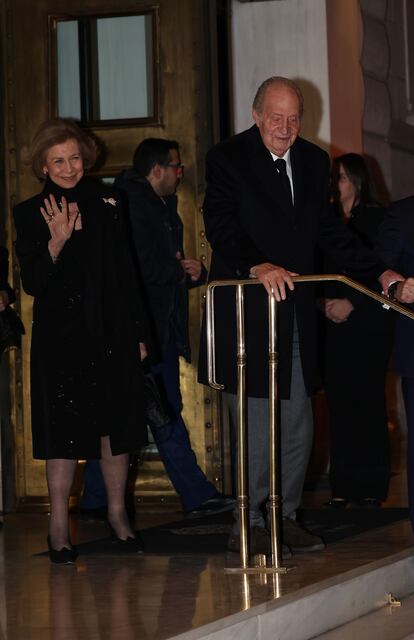 La reina Sofía y rey Juan Carlos, a su salida de la cena celebrada este domingo en Atenas.