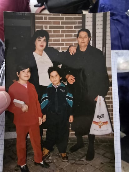 Pilar de la Rosa Iglesias junto a sus dos hijos y su madre, en torno al año 2000.