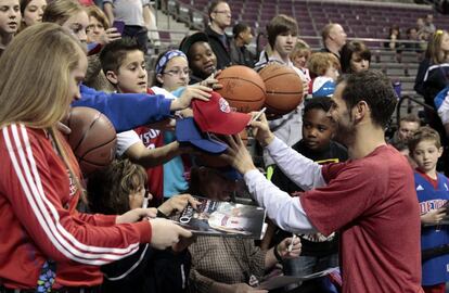 Calderón firma autógrafos a los aficionados más jóvenes de los Pistons.