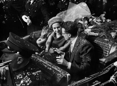 El rey Balduino I y su entonces prometida pasean por Bélgica, en septiembre de 1960.