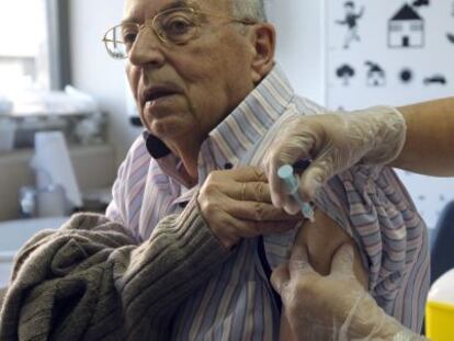 Un paciente en la campa&ntilde;a de vacunaci&oacute;n de la gripe A en Madrid en 2009.