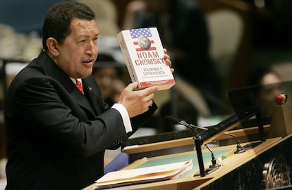 Hugo Chávez sostiene el libro 'Hegemonía o supervivencia: la búsqueda de Estados Unidos del dominio mundial' de Noam Chomsky en la Asamblea General de la ONU en septiembre de 2006, en Nueva York.