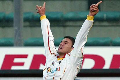 Bojinov celebra un gol con el Lecce.