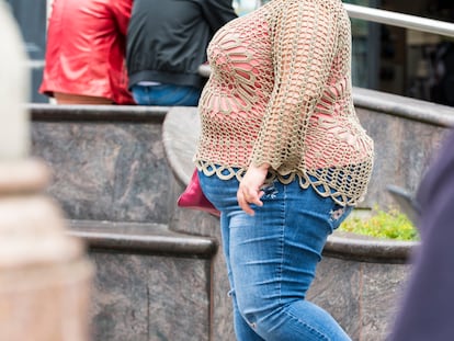 Una mujer con sobrepeso en Reino Unido.