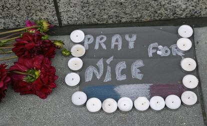 Flores y velas a la entrada del consulado de Francia en San Francisco, Estados Unidos. 