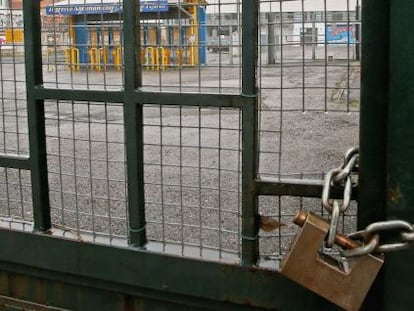 El estadio Tardini de Parma, cerrado con candado.