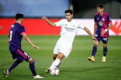 Asensio, defendido por Kike Pérez en el Real Madrid-Valladolid del pasado miércoles.