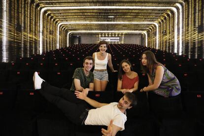 En primer t&eacute;rmino, tumbado, Ferr&aacute;n Vilajosana. Detr&aacute;s, de izquierda a derecha, Nacho S&aacute;nchez, Mar&iacute;a Romero, Macarena Sanz y Camila Viyuela, fotografiados en la Cineteca del Matadero de Madrid.