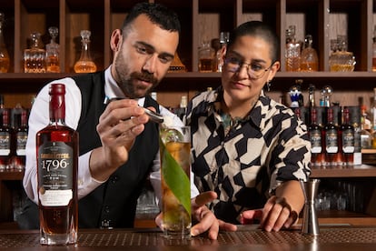 Simone Ruta, Bar Manager del hotel The Madrid Edition, da el toque final con hoja de plátano y bombón de coco y almendra al Midnight Sun creado por Raiza Carrera con el ron Santa Teresa 1796 Speyside Whisky Cask como protagonista.