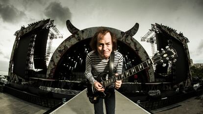 Angus Young posa durante la prueba de sonido del concierto de AC/DC en Lisboa de la gira 'Rock Or Bust', en mayo de 2016.