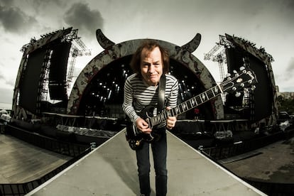 Angus Young posa durante la prueba de sonido del concierto de AC/DC en Lisboa de la gira 'Rock Or Bust', en mayo de 2016.