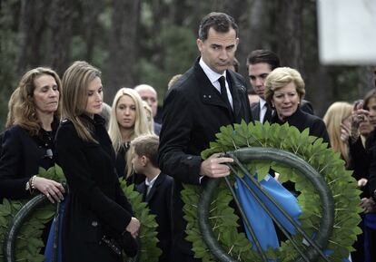 Los Príncipes colocan una corona durante la ceremonia.