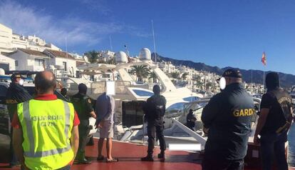 El detenido, junto a agentes de la Guardia Civil y la policía irlandesa en el registro de un yate en Marbella, en 2016. 