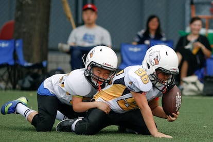 Familares y amigos ven como sus hijos entrenan.