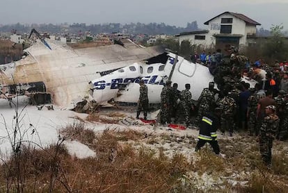 La policía y el Ejército están intentando cortar parte del avión para rescatar a más viajeros" , ha declarado el portavoz.