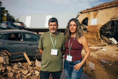 Fran Mendoza y Seraya Lorenzo, del Servicio de Psicología instalado en Sedaví (Valencia), una de las zonas afectadas por la dana.