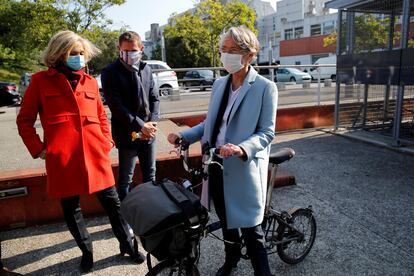 Elisabeth Borne, ministra de Transición Ecológica (a la derecha), con Valerie Pecresse, presidenta de la región de Île de France, en Evry-Courcouronnes, al sur de París, el 14 de mayo.