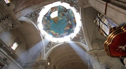 La tela que representa el cielo del Misteri d&#039;Elx es subida a la c&uacute;pula de la Bas&iacute;lica de Santa Mar&iacute;a.