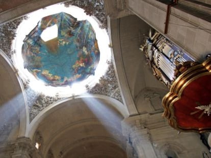 La tela que representa el cielo del Misteri d&#039;Elx es subida a la c&uacute;pula de la Bas&iacute;lica de Santa Mar&iacute;a.