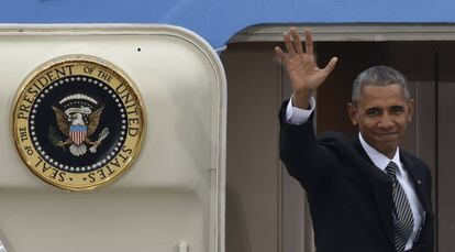El presidente de EE UU, Barack Obama, saluda desde la puerta del avión presidencial Air Force One, desde el aeropuerto de Tegel en Berlín.