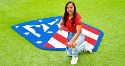 La mexicana Corral con el escudo del Atlético.