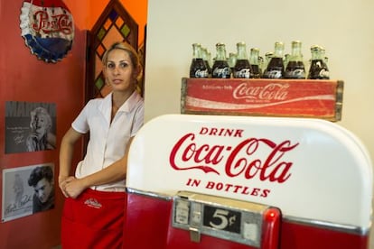 Una de las camareras de La Vitrola, uno de los locales privados abiertos en los últimos meses en la Plaza Vieja de La Habana.