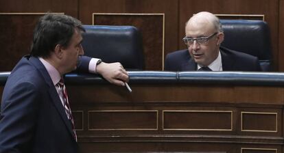 Aitor Esteban, del PNV, dialoga con el ministro de Hacienda, Cristóbal Montoro.