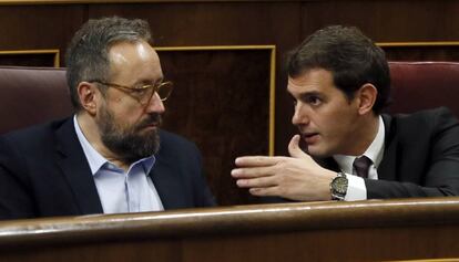 Juan Carlos Girauta y Albert Rivera, en el pleno del Congreso.