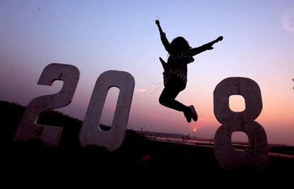 Una jove índia es fa una fotografia mentre celebra a Bhopal (Índia).