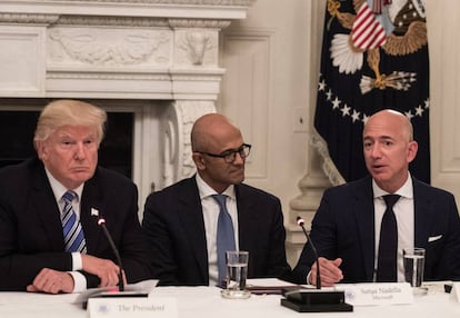 Trump y Bezos, primero por la derecha, en junio en la Casa Blanca