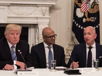 Trump y Bezos, primero por la derecha, en junio en la Casa Blanca