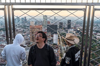 Visitantes en el mirador Torre Latino, en Ciudad de México.